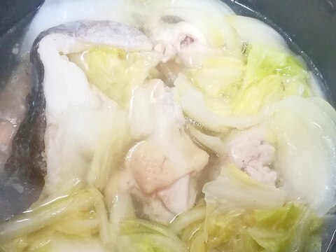 白菜と手羽元とタラの切り身の水炊き